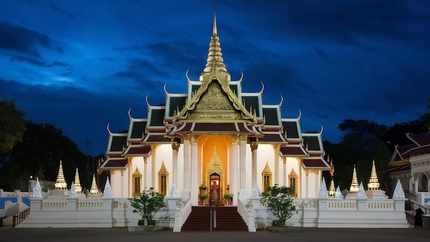 Le temple de Wat Phra Singh la nuit à Chiang Mai en Thaïlande