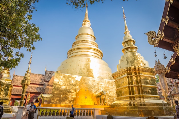 Le temple Wat Phra Singh Woramahaviharn est situé dans le vieux centre-ville de Chiang Mai, en Thaïlande