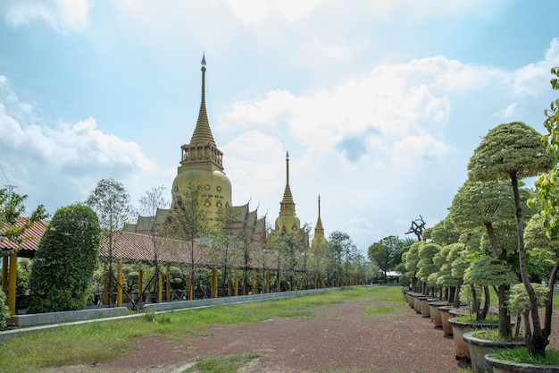Photo le temple wat pong agas est un célèbre temple bouddhiste avec une grande pagode dorée en thaïlande