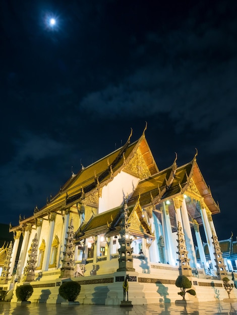 Le temple Wat Suthat est un élégant temple historique magnifique et ancien à Bangkok en Thaïlande