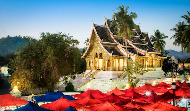 Temple Wat Xieng Thong et marché nocturne à l'heure bleue à Luang Prabang Laos PDR