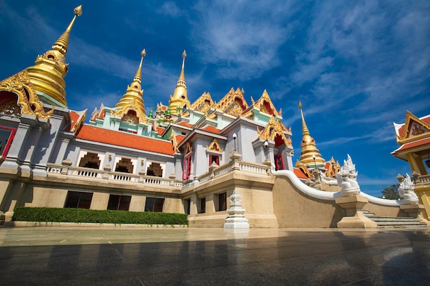 Temple Wattangsai ou Phra Mahathat Chedi Pakdepregrad ciel bleu situé sur la montagne Thongchai