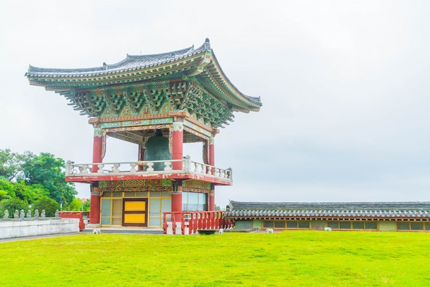 Photo temple yakcheonsa à l'île de jeju, en corée du sud