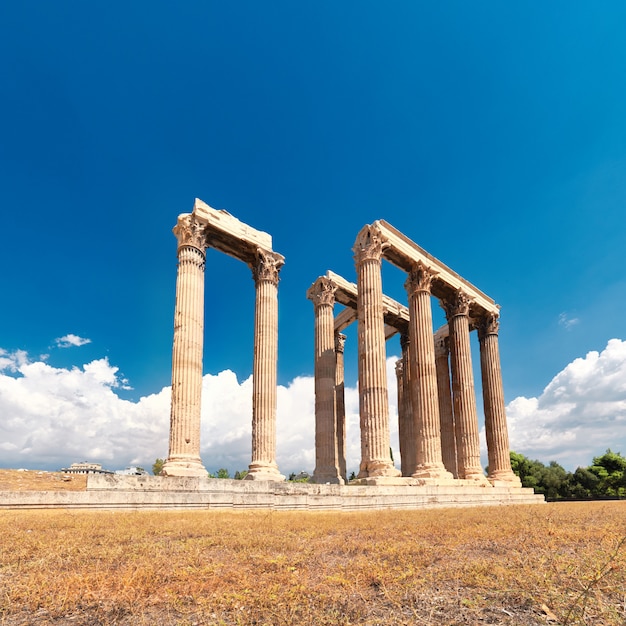 Temple de Zeus avec Acropole sur la table à Athènes