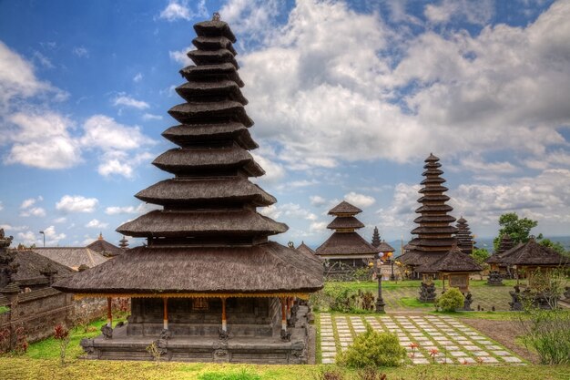 temples thaïlandais dans un paysage naturel