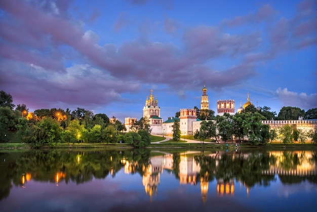 Temples et tours du Couvent Novodievitchi et réflexion Moscou