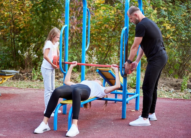 Temps actif en famille à la salle de sport en plein air