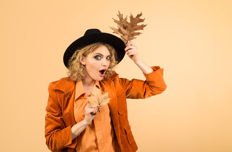 Photo temps d'automne femme détient feuille jaune femme avec des feuilles jaunes d'automne mannequin automne surpris