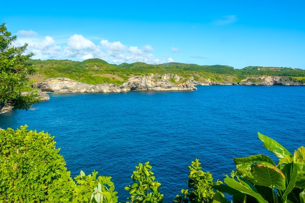 Photo temps ensoleillé. baie sur une île tropicale sans aucun signe d'intervention humaine. eau turquoise et nuages sur un ciel bleu