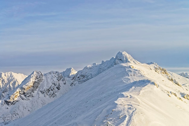 Temps ensoleillé sur Kasprowy Wierch à Zakopane dans les monts Tatra en hiver. Zakopane est une ville de Pologne dans les Tatras. Kasprowy Wierch est une montagne à Zakopane et le domaine skiable le plus populaire de Pologne