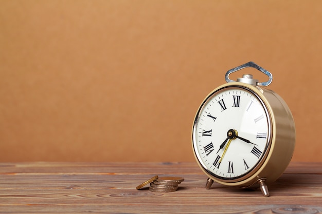 Le Temps C'est De L'argent, Horloge De Table Avec Des Pièces