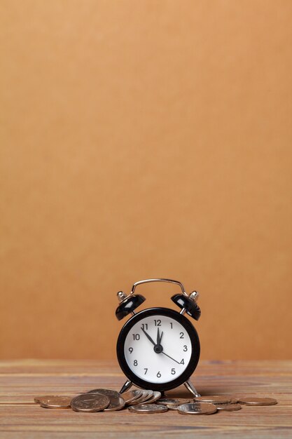 Le temps c'est de l'argent, horloge de table avec des pièces