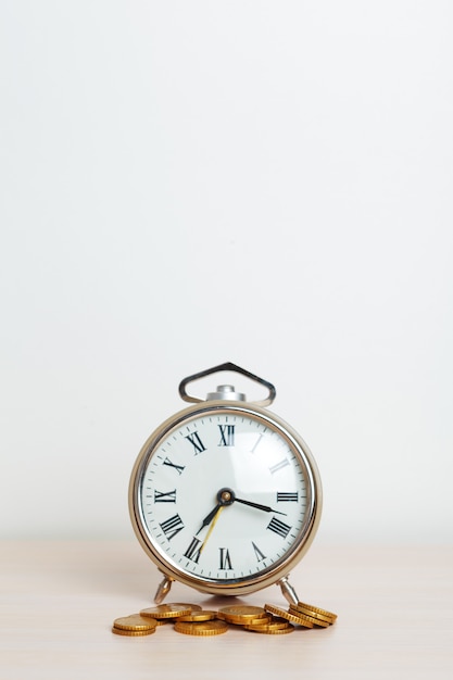 Le Temps, C'est De L'argent, Horloge De Table Avec Des Pièces