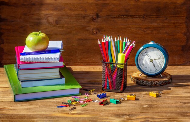 Le temps est venu, de retour à l'école! Fournitures scolaires sur bois