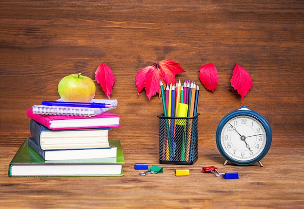 Le temps est venu, de retour à l'école! Fournitures scolaires sur bois