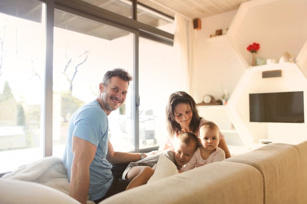 Temps en famille dans une nouvelle maison