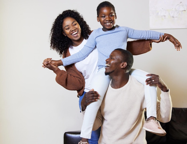 Photo le temps en famille est notre moment préféré photo de deux jeunes parents se liant avec leur fille pendant une journée à la maison