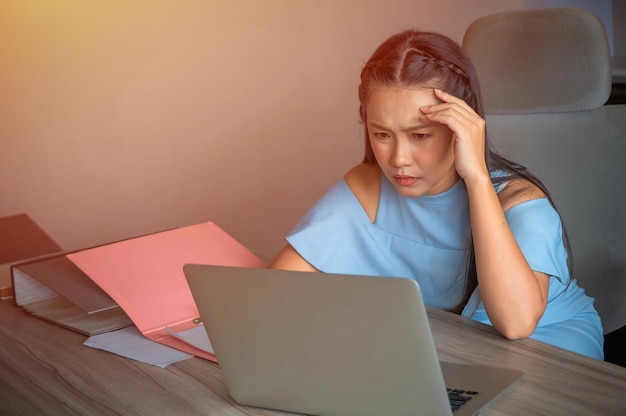 Temps de jeune femme lisant des documents de bureau