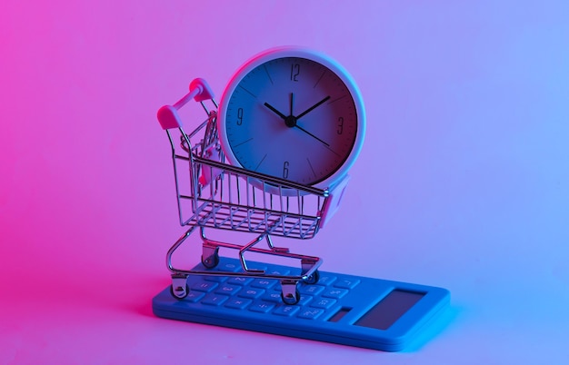 Temps de magasinage. Chariot de supermarché avec calculatrice, horloge en néon à la mode