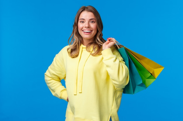 Temps de magasinage. Fille de détente après de durs jours de travail, acheter des choses en magasin le week-end