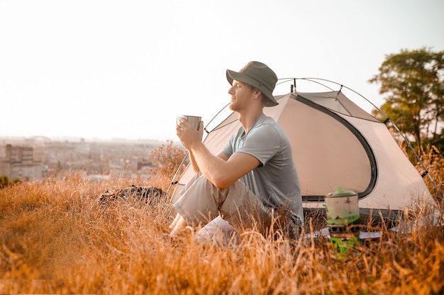 Le temps de manger. Une photo d'un jeune homme mangeant et ayant l'air heureux