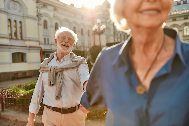 Le temps n'a pas d'importance l'amour est toujours beau et heureux couple de personnes âgées se tenant la main et souriant