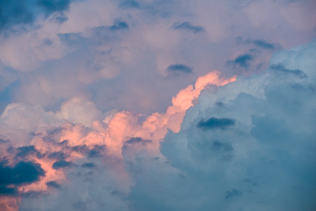 Temps orageux. Ciel coucher de soleil spectaculaire avec des nuages d'orage. Ciel dramatique coloré.