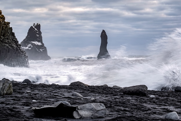 Temps orageux à la plage volcanique de Reynisfjara