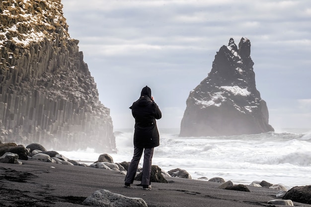 Temps orageux à la plage volcanique de Reynisfjara