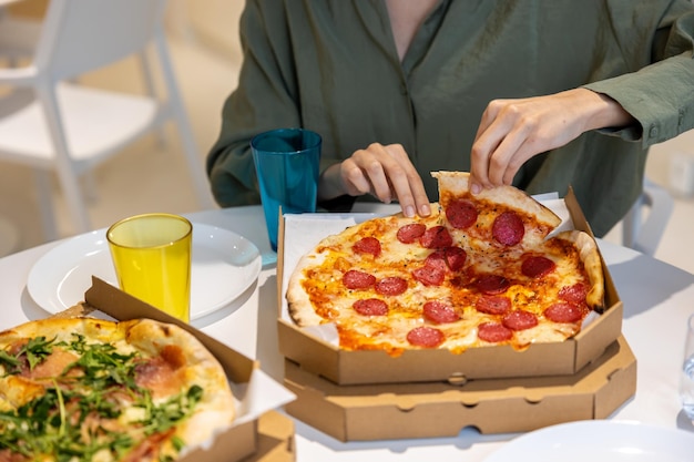 Temps de pizza Groupe de personnes déjeunant ensemble et mangeant de la pizza