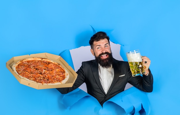 Temps de pizza restauration rapide cuisine italienne homme satisfait avec barbe et moustache savourez une délicieuse pizza et