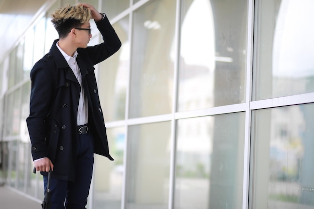 Temps pluvieux de printemps et un jeune homme avec un parapluie