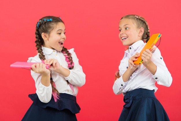 Temps pour se détendre humeur ludique des enfants joyeux et ludiques jouent pendant les vacances scolaires temps pour se détendre fin de la journée d'école fin de la leçon loisirs et bonheur enfance heureuse de deux sœurs à l'école