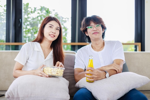 Temps de qualité ensemble Couple heureux profitant d'une soirée cinéma à la maison