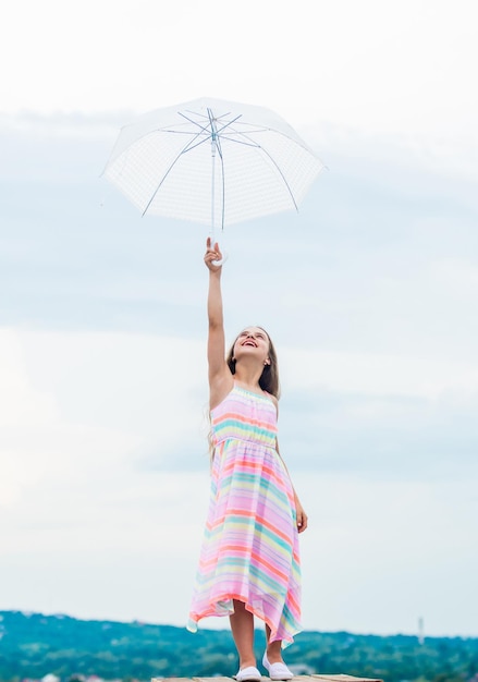 Temps de repos mode d'automne Liberté et bonheur temps pluvieux Humeur d'automne prévisions météo d'automne enfance insouciante petite fille avec parapluie