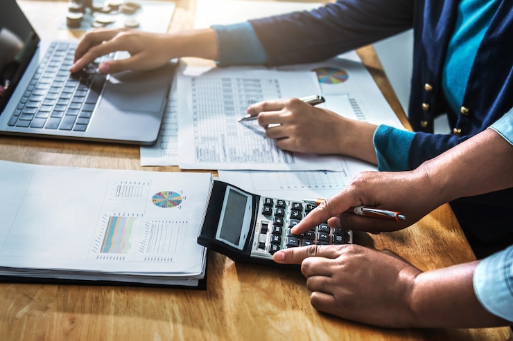 Photo temps de réunion de femme d'affaires. gestionnaires comptables travaillant avec un nouveau projet de démarrage. à l'aide de la calculatrice et de l'ordinateur portable au bureau