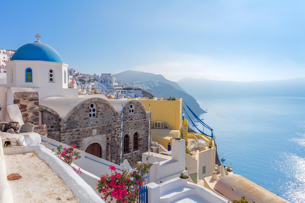 Temps romantique sur la célèbre station balnéaire de l'île de Santorin ville d'Oia à l'heure de la journée ensoleillée l'architecture grecque traditionnelle Santorin islandi Grèce Europe