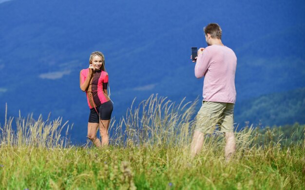 Photo temps sans soucis ensemble heureux d'être ensemble couple amoureux relation familiale sentiment de liberté couple de voyage photo homme et femme dans les montagnes rendez-vous romantique jour de la saint-valentin