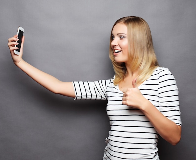 Temps de selfie Jeunes femmes joyeuses faisant le selfie par son téléphone intelligent