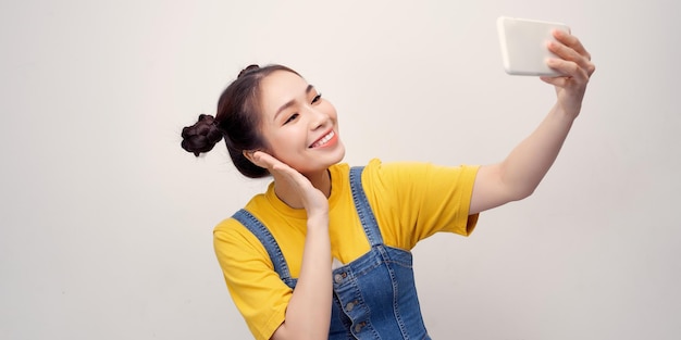 Temps de selfie Jeunes femmes joyeuses faisant le selfie par son téléphone intelligent