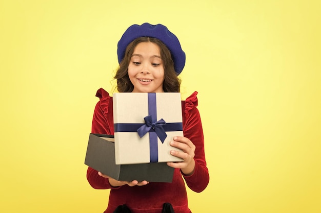 Temps de shopping automne école de mode saison d'automne joyeuse petite fille avec boîte cadeau petit enfant tenir cadeau de vacances joyeux anniversaire boxe jour fille parisienne en béret français faire du shopping