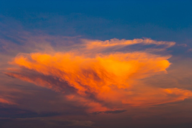 Temps De Soirée Beau Grand Ciel Nuageux Pour Concept D'arrière-plan