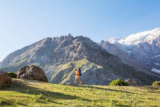 Le temps de Wanderlust. Homme en randonnée dans les belles montagnes de Fann au Pamir, au Tadjikistan. Asie centrale.