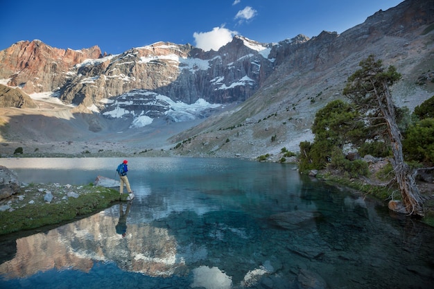 Le temps de Wanderlust. Homme en randonnée dans les belles montagnes de Fann au Pamir, au Tadjikistan. Asie centrale.