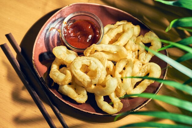 Tempura de calamars épicés frits avec légumes à la chinoise.