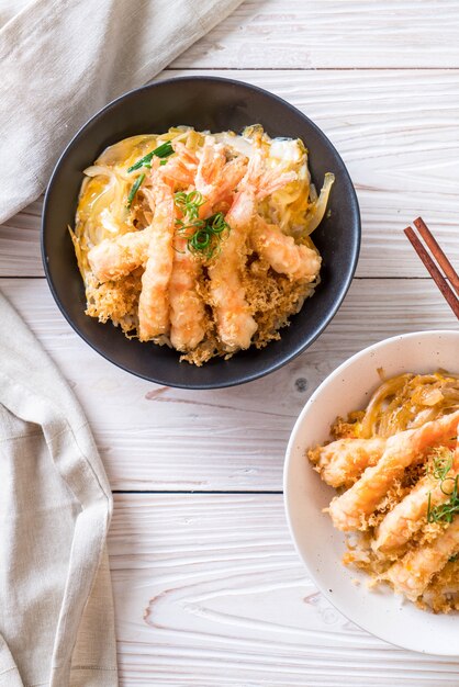 tempura de crevettes frites sur un bol de riz