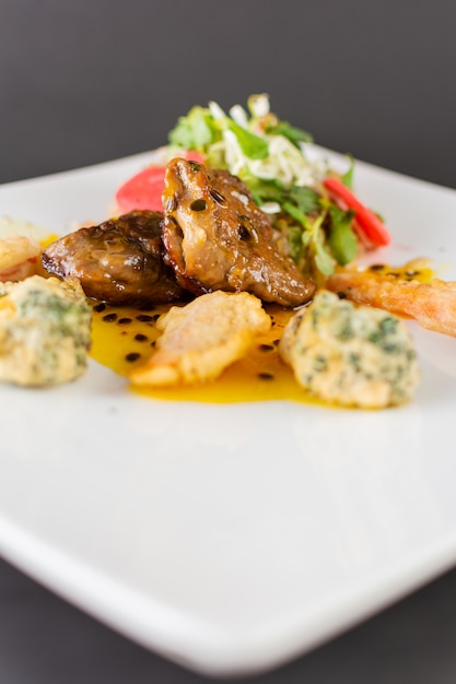 Photo tempura de légumes filet mignon de porc au quinoa sauté