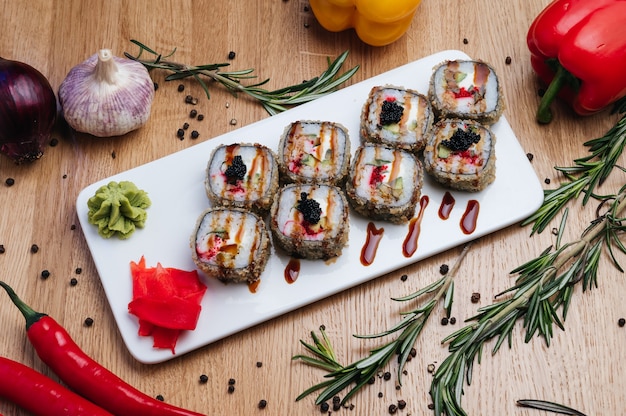 Tempura Maki Sushi Rouleau de sushi frit fait de crevettes à l'avocat et fromage à la crème à l'intérieur du rouleau de sushi servi sur plaque blanche Sushi japonais