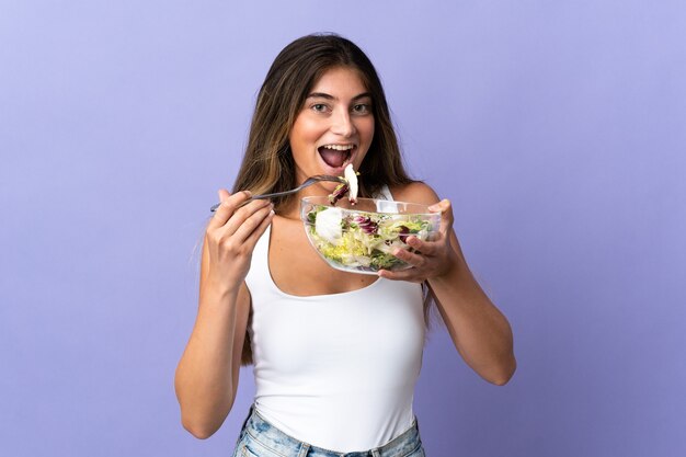 tenant un bol de salade avec une expression heureuse