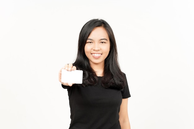 Tenant une carte bancaire vierge ou une carte de crédit d'une belle femme asiatique isolée sur fond blanc